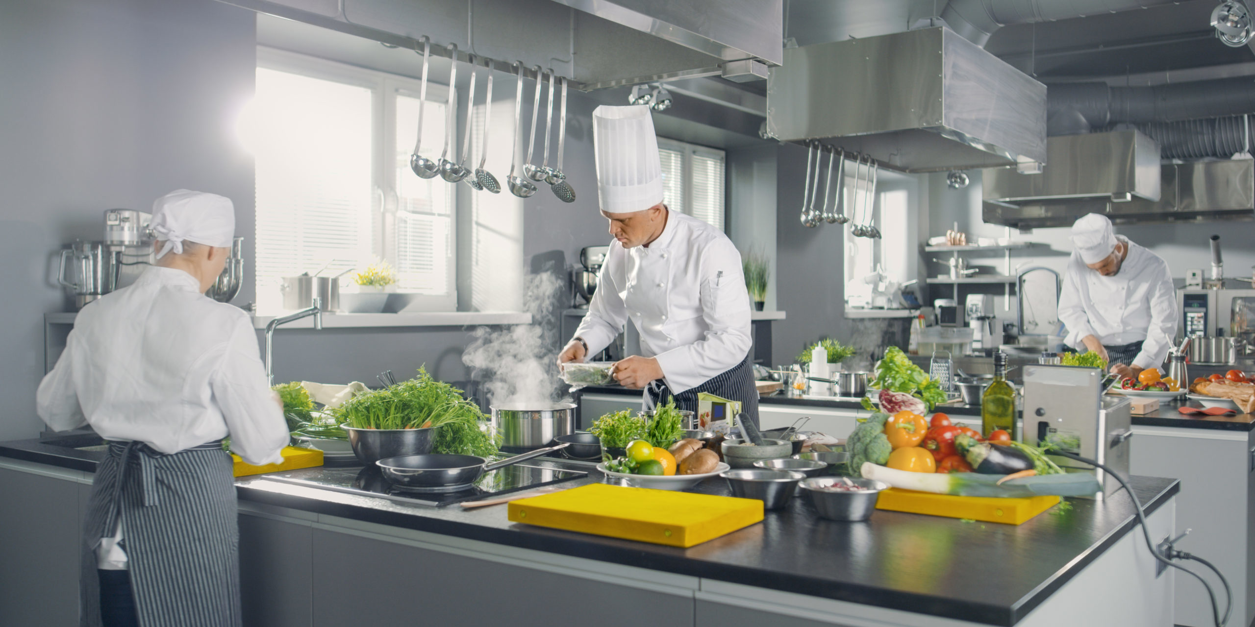 Big,And,Glamorous,Restaurant,Busy,Kitchen,,Chefs,And,Cooks,Working